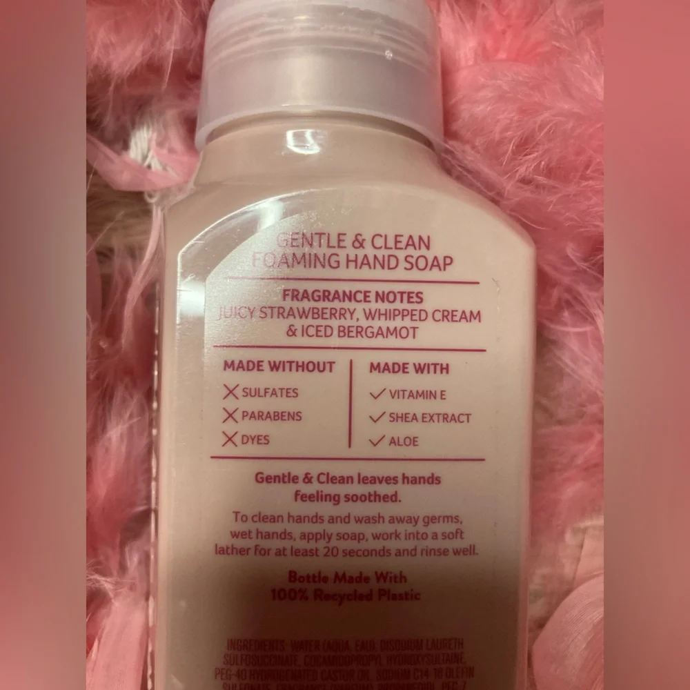 NEW BBW Strawberry Snowflakes Gentle Foaming Scented Hand Soap